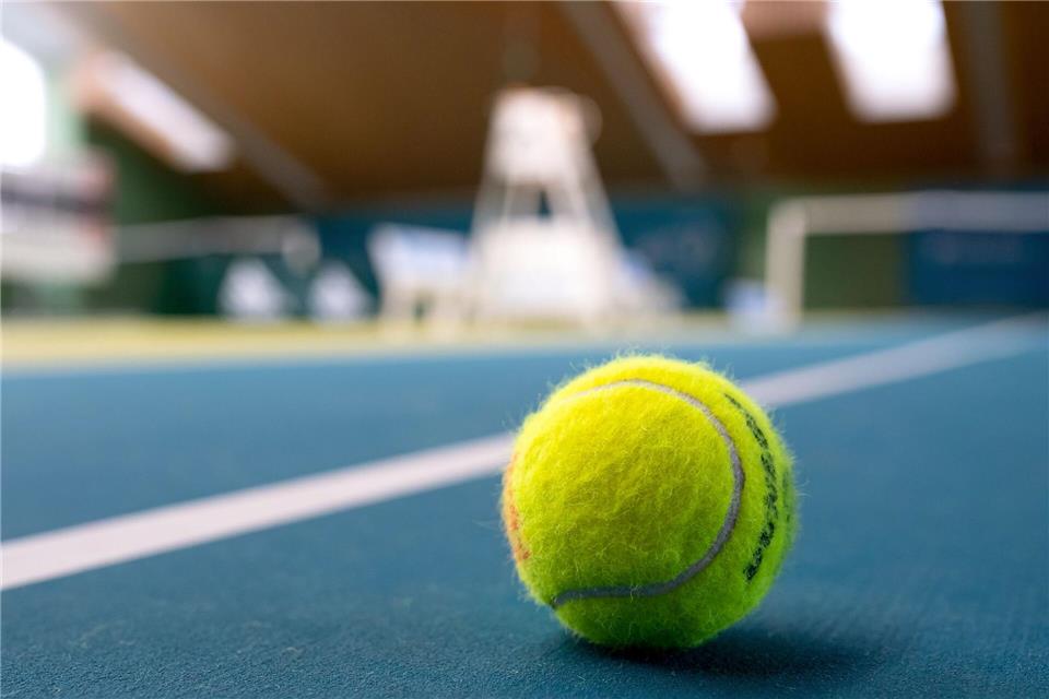 In der Umkleidekabine einer Tennishalle in Friesland haben sich zwei Senioren so mit Fäusten geschlagen, dass die Polizei anrückte. (Symbolbild)Sven Hoppe/dpa