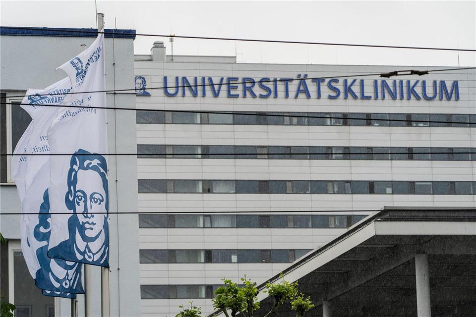 In der Uniklinik wurden die Passagiere untersucht.Andreas Arnold/dpa
