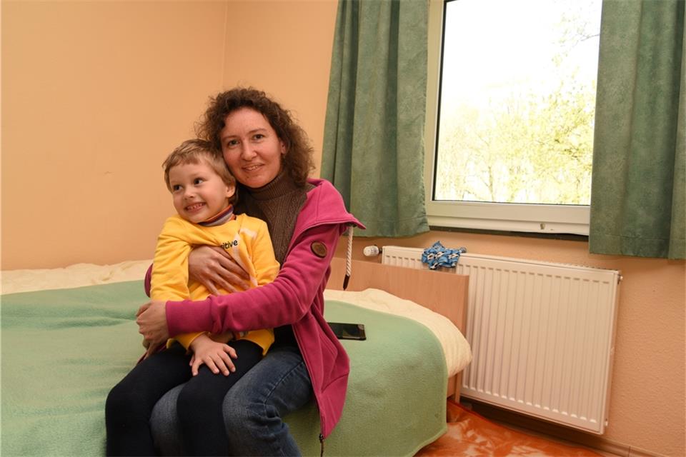 In der Unterkunft am Burloer Kloster findet Olha Havryliuk Momente, in denen sie mit ihrem Sohn Andrii lachen kann.