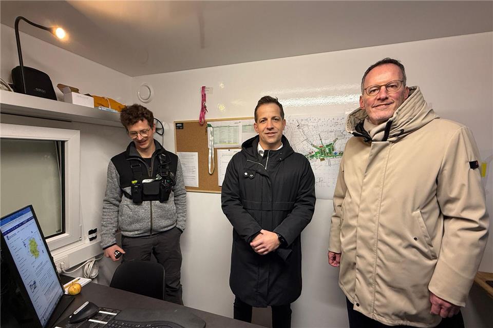 In der Veranstaltungsleitzentrale kann das Geschehen auf dem Weihnachtsmarkt auf neun Bildschirmen beobachtet werden.Ira Schaible/dpa