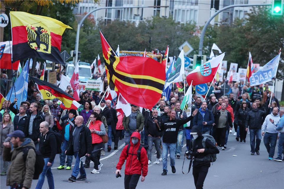 In der Vergangenheit wurde etwa bei Demonstrationen gegen Maßnahmen in der Corona-Pandemie staatliche Symbole in verunglimpfender Weise genutzt. (Archivbild) Bodo Schackow/dpa