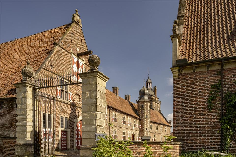 In der Vorburg des Raesfelder Schlosses sind Werkstätten der Akademie des Handwerks untergebracht.