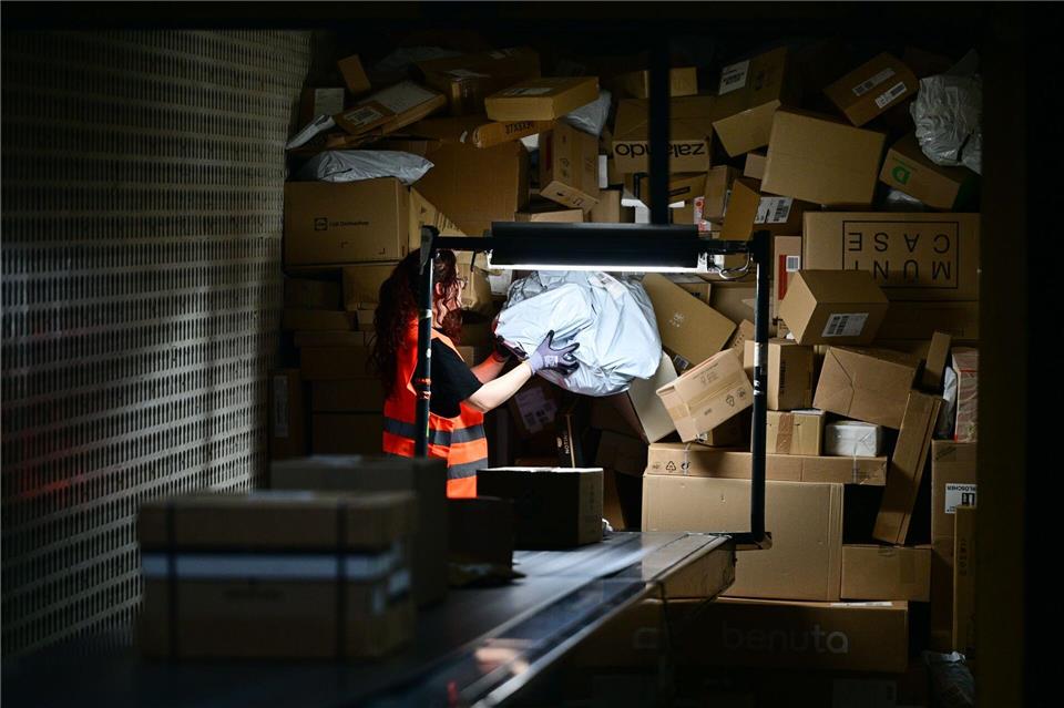 In der Vorweihnachtszeit sind die Paketmassen besonders groß. Sebastian Christoph Gollnow/dpa