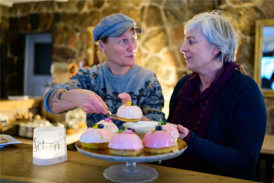 In der Waldkräuterey in Amelinghausen gibt Marion Putensen ihr Wissen über heimische Kräuter weiter. Philipp Schulze/dpa