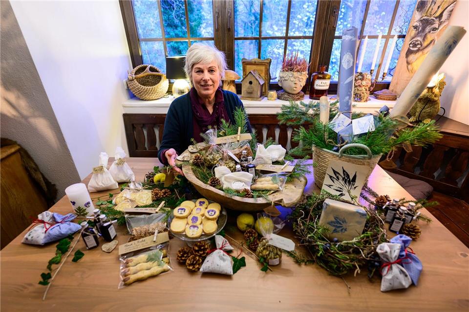 In der Waldkräuterey in Amelinghausen gibt Marion Putensen ihr Wissen über heimische Wildkräuter weiter und bildet aus. Philipp Schulze/dpa