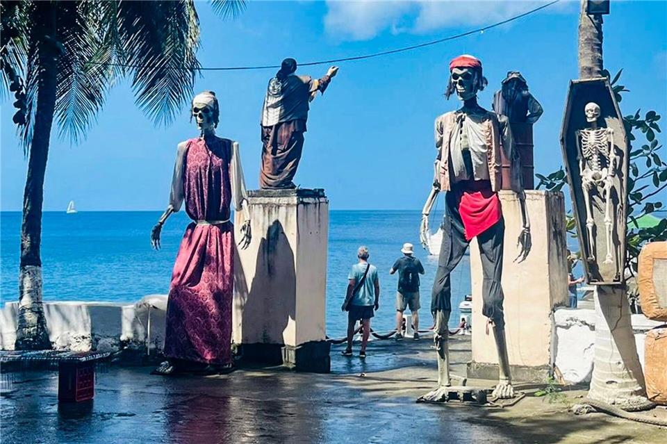 In der Wallilabou Bay auf St. Vincent sind noch allerlei Requisiten aus „Fluch der Karibik“ erhalten.Edda Mittermayr/dpa-tmn