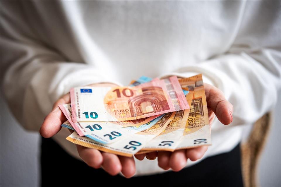 In der Weihnachtszeit möchten viele Menschen anderen etwas Gutes tun und spenden Geld. (Symbolbild)Zacharie Scheurer/dpa-tmn/dpa