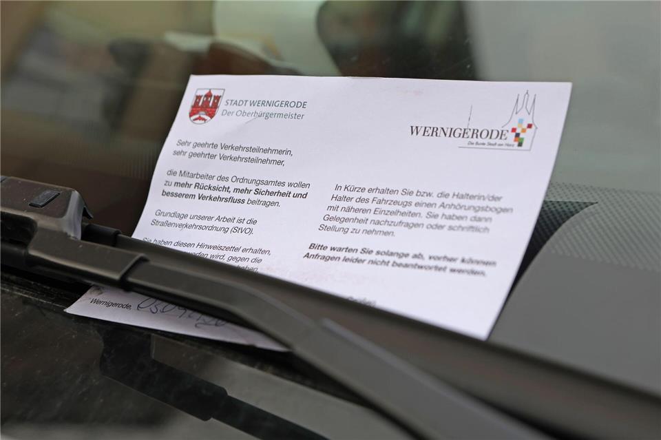 In der Weihnachtszeit verzichten viele Kommunen auf sogenannte Knöllchen.Matthias Bein/dpa