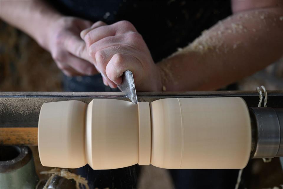 In der Werkstatt von Holzspielzeugmacher Markus Füchtner wird der Körper eines Nussknackers gedrechselt. Hendrik Schmidt/dpa