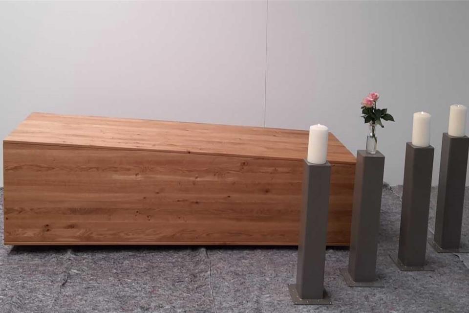 In der Werkstatt von Ralf Kock wurde der Sarg zur Probe montiert. Die Tischbeine dienen später als Kerzenhalter.