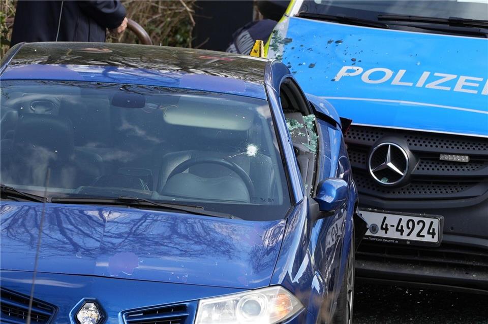 In der Windschutzscheibe war ein Loch zu sehen. Kevin Schößler/dpa