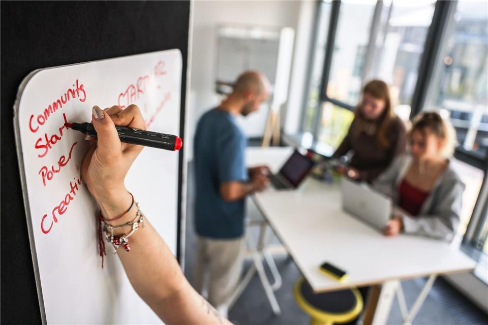 In der Wirtschaftskrise sparen etablierte Unternehmen - das trifft Start-ups. (Archivbild)Oliver Berg/dpa