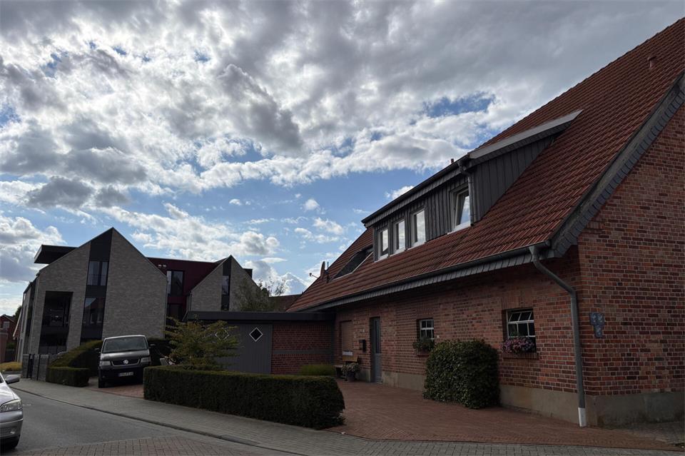 In der Wohnsiedlung Brink kann man gut Alt- (r.) und Neubestand (l.) erkennen.