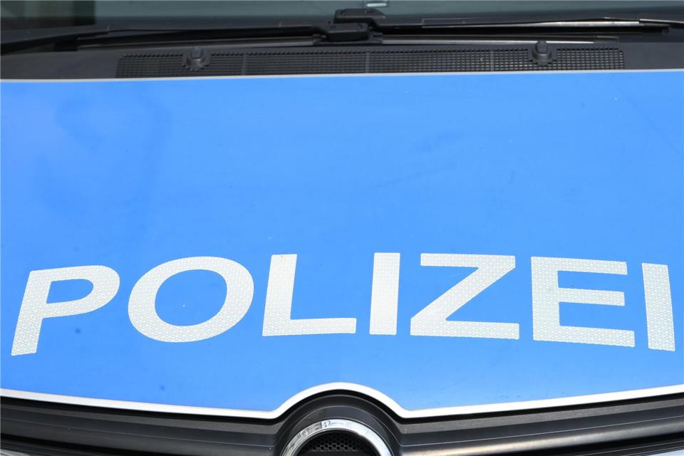 In der Wohnung des Tatverdächtigen stellte die Polizei mehrere Messer sicher. (Symbolbild)Malin Wunderlich/dpa