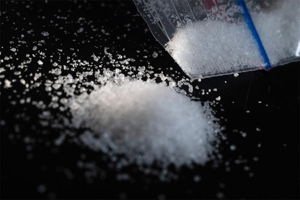In der Wohnung eines 59-Jährigen in Karlsruhe fanden Ermittler rund 2,6 Kilogramm Amphetamin, Marihuana und Chemikalien, die mutmaßlich zur Drogenherstellung dienten. (Symbolbild)Marijan Murat/dpa