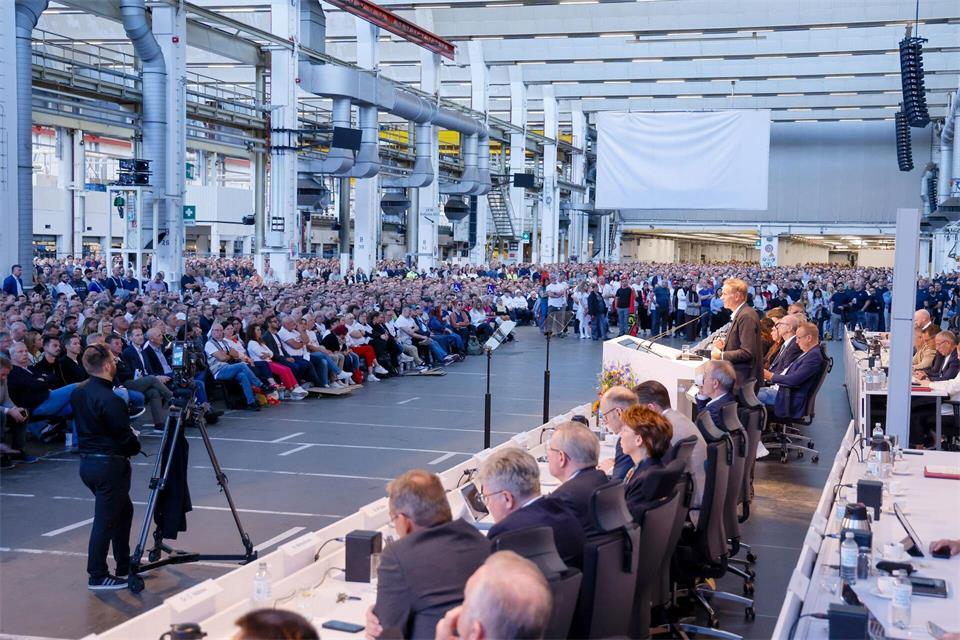 In der Wolfsburger Zentrale begann die Serie von außerordentlichen Treffen zwischen Vorstand und Belegschaft. (Archivbild)Roland Niepaul/Volkswagen VW/dpa