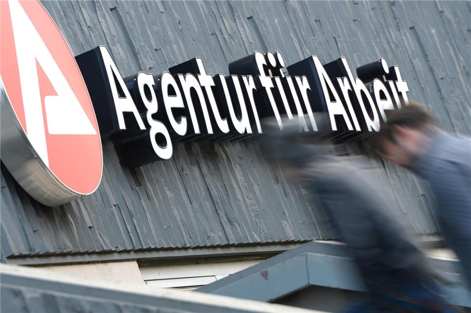In der Zeitarbeit und im Handel gibt es noch offene Stellen. (Symbolbild)Arne Dedert/dpa