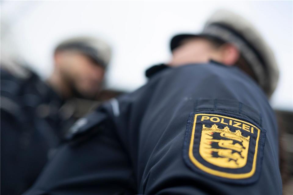 In der Zimmerdecke fand die Polizei zahlreiche Drogen. (Symbolbild)Marijan Murat/dpa