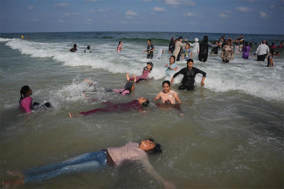 In der aktuellen Sommerhitze bietet das Schwimmen im Meer den Kindern auch Abkühlung. Abdel Kareem Hana/AP/dpa