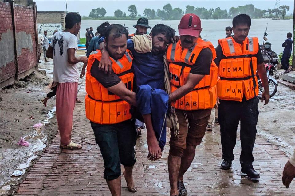 In der bevölkerungsreichsten Provinz Punjab mussten Zehntausende Menschen ihre Dörfer verlassen. (Foto Handout)Uncredited/Pakistan’s National Disaster Management Authority via AP/dpa