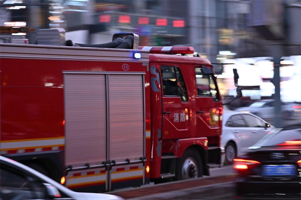 In der chinesischen Hafenstadt Qingdao ist auf einem Frachter ein Brand ausgebrochen. (Symbolbild)  Johannes Neudecker/dpa