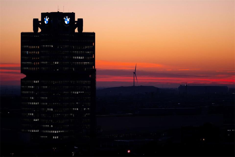 In der deutschen Autoindustrie sollen Zehntausende Stellen abgebaut werden - auch bei BMW. (Archivbild)Sven Hoppe/dpa