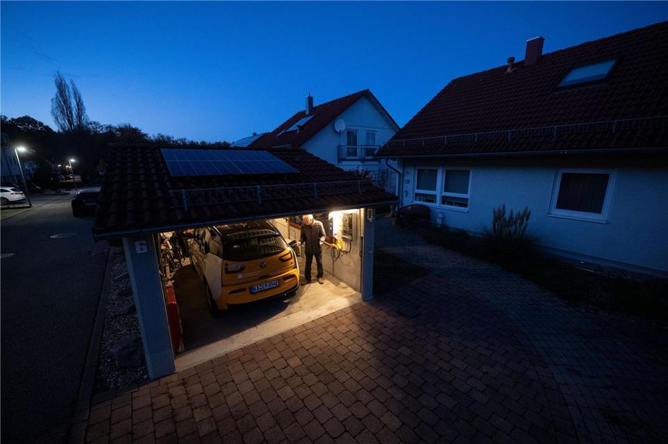 In der eigenen Garage laden ist vergleichsweise einfach. (Archivbild)Marijan Murat/dpa