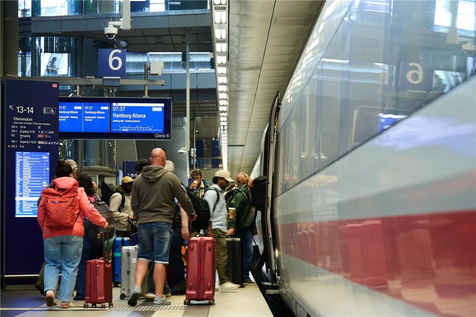 In der ersten Phase der Inbetriebnahme nach der Korridorsanierung sind der Bahn zufolge weiterhin Verzögerungen möglich.Annette Riedl/dpa