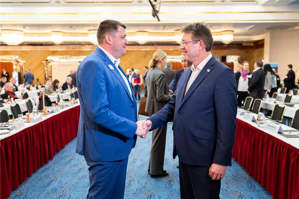 In der ersten Runde im Februar in Hannover begrüßten sich die Verhandlungsführer Oliver Heinrich (IG BCE, links) und Matthias Bürk (BAVC).Michael Matthey/dpa