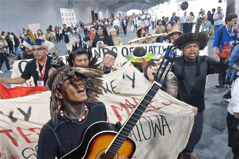 In der finalen Phase der Klimakonferenz machen Aktivisten noch einmal Druck. Larissa Schwedes/dpa