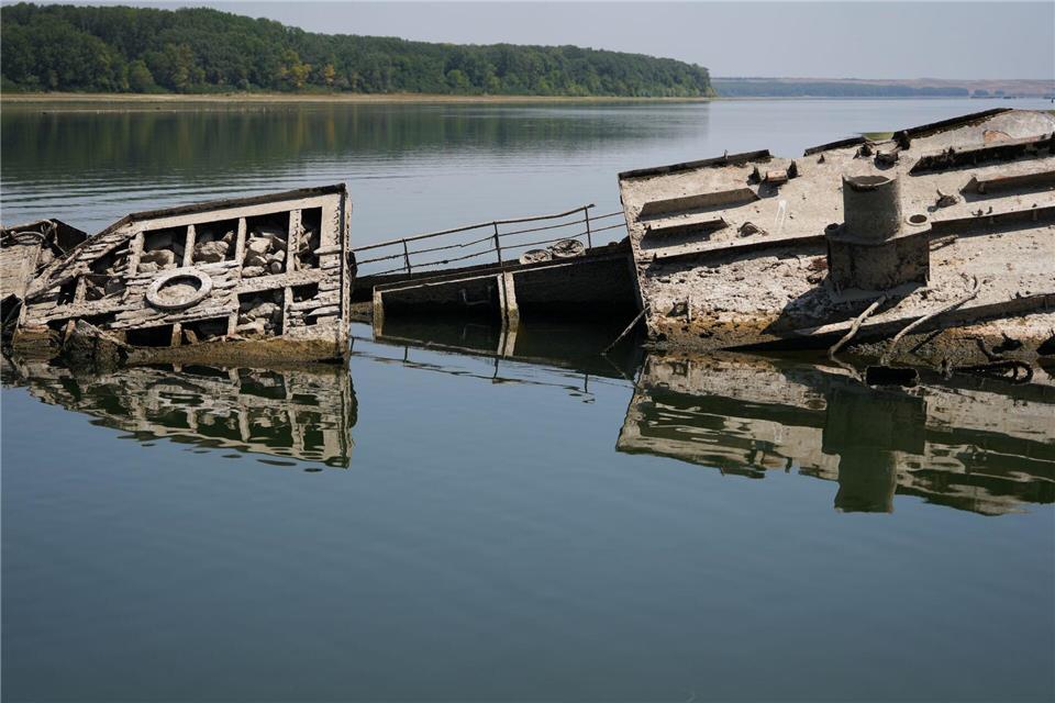 In der flachen Donau werden bei Prahovo in Serbien die Wracks von Nazi-Kriegsschiffen sichtbar.Darko Vojinovic/AP/dpa