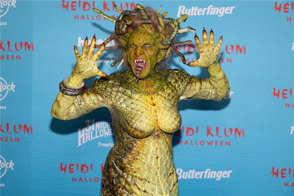 Heidi Klum als monströse Medusa - Tom zu Stein erstarrt In der griechischen Mythologie konnte Medusa mit ihrem Blick versteinern. CJ Rivera/Invision/AP/dpa