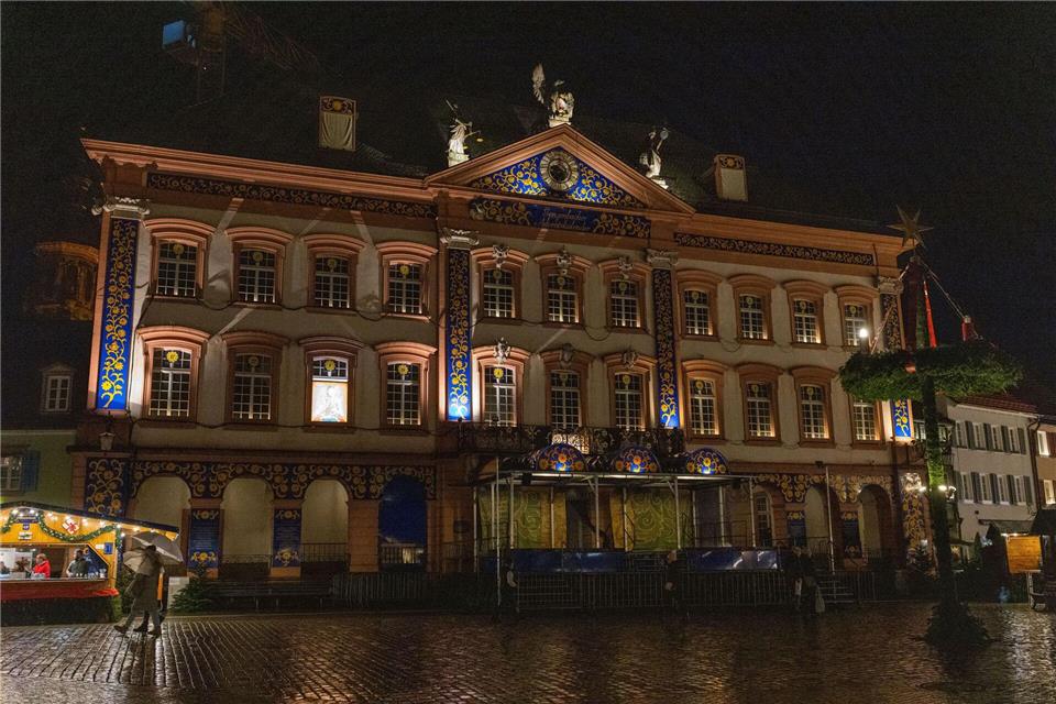 In der historischen Altstadt von Gengenbach im Schwarzwald wird die Fassade des Rathauses zu einem überdimensionierten Adventskalender umfunktioniert.Philipp von Ditfurth/dpa