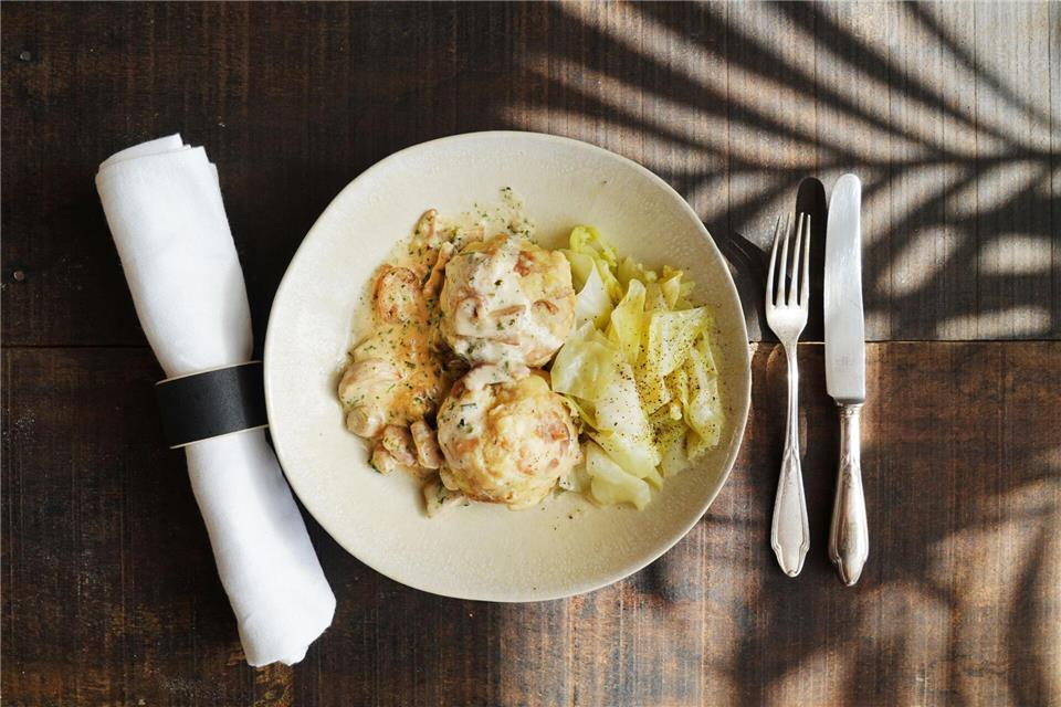 In der klassischen Wintervariante wird der Spitzkohl geschmort und mit Semmelknödel und Pilzrahmsauce serviert. Manfred Zimmer/herrgruenkocht.de/dpa-tmn