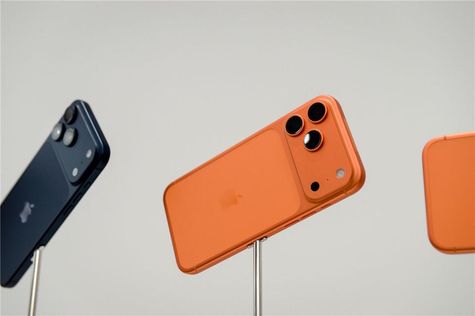 In der knalligen Farbe Cosmic Orange war das iPhone 17 Pro der Blickfang bei der Vorstellung in Cupertino.Andrej Sokolow/dpa/dpa-tmn