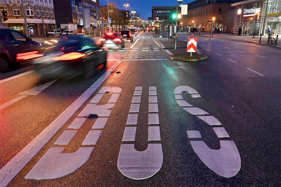 In der kommenden Woche soll der Busverkehr in den kreisfreien Städten stillstehen. (Symbolbild)Carsten Rehder/dpa