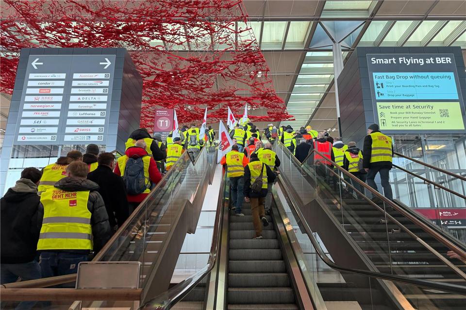 In der laufenden Tarifrunde zwischen der Flughafengesellschaft und der Gewerkschaft Verdi kam es zuletzt am 18. März zu einem Warnstreik. (Archivbild)Anabel Giesbert/dpa