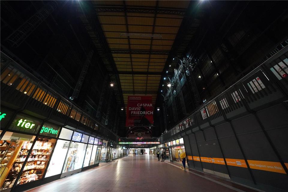 In der nächtlichen Wandelhalle im Hauptbahnhof hat die Bundespolizei einen Einbrecher mit mehr als 300 gestohlenen Souvenirs festgenommen. (Symbolbild)Marcus Brandt/dpa