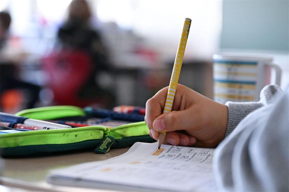 In der neuen Bildungsstudie Pisa schneiden Schülerinnen und Schüler in Deutschland so schlecht ab wie nie zuvor. (Symbolbild)Bernd Weißbrod/dpa