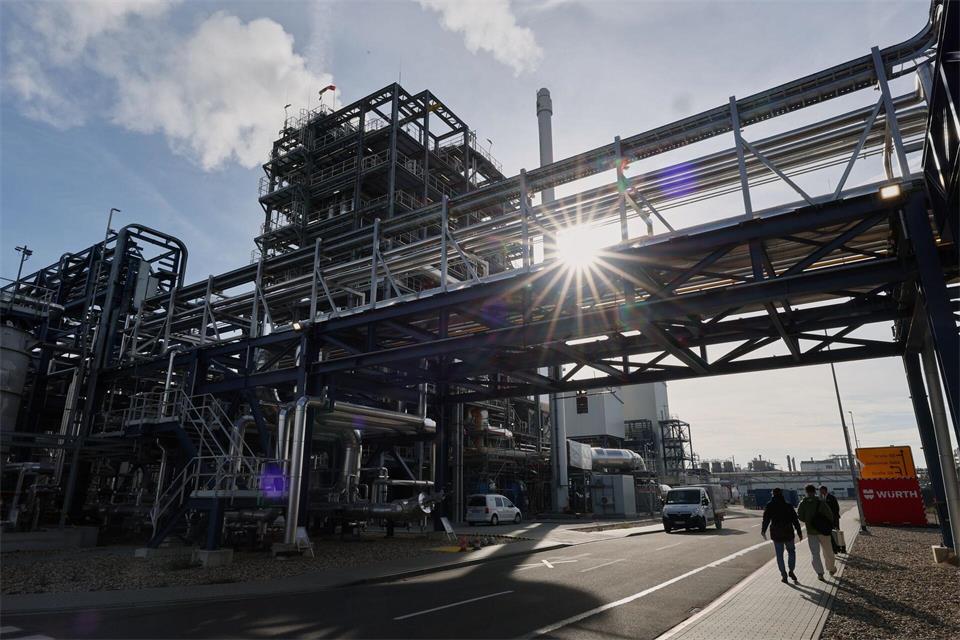 In der neuen Bioraffinerie in Leuna sollen jährlich bis zu 220.000 Tonnen Chemierohstoffe aus Holz entstehen.Jan Woitas/dpa