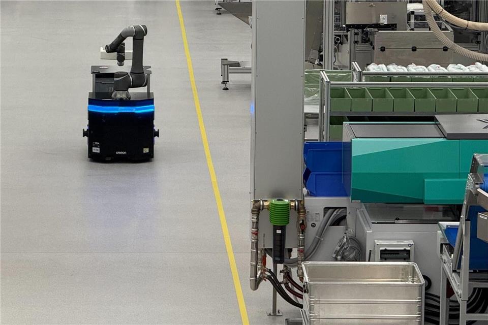 B. Braun eröffnet neue Fertigung für Infusionsartikel  In der neuen Fertigung kommen Roboter und fahrerlose Transportsysteme zum Einsatz.Nicole Schippers/dpa