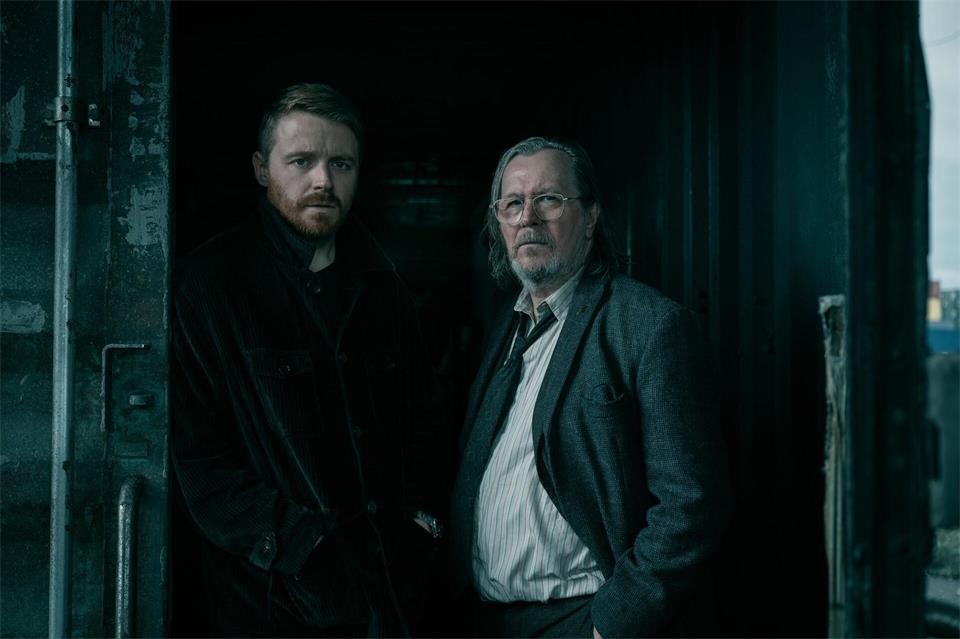 In der neuen Staffel von „Slow Horses“ sind Jack Lowden (links) als River Cartwright und Gary Oldman als Jackson Lamb zu sehen.Jack English/Apple TV/dpa