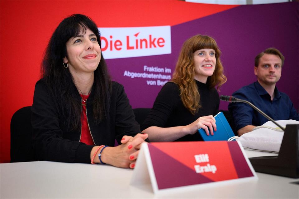 In der neuen, deutlich größeren Linke-Fraktion im Berliner Abgeordnetenhaus tragen die Co-Fraktionsvorsitzenden Elif Eralp (li.) und den beiden Parteivorsitzenden Kerstin Wolter (M) und Maximilian Schirmer (r) viel Verantwortung. (Archiv) Bernd von Jutrczenka/dpa
