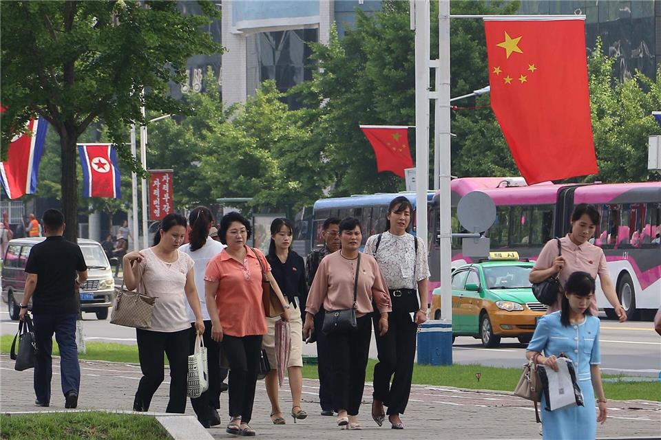 In der nordkoreanischen Hauptstadt Pjöngjang wurden anlässlich des Staatsbesuchs Fahnen von Nordkorea und China aufgehängt.Cha Song Ho/AP/dpa