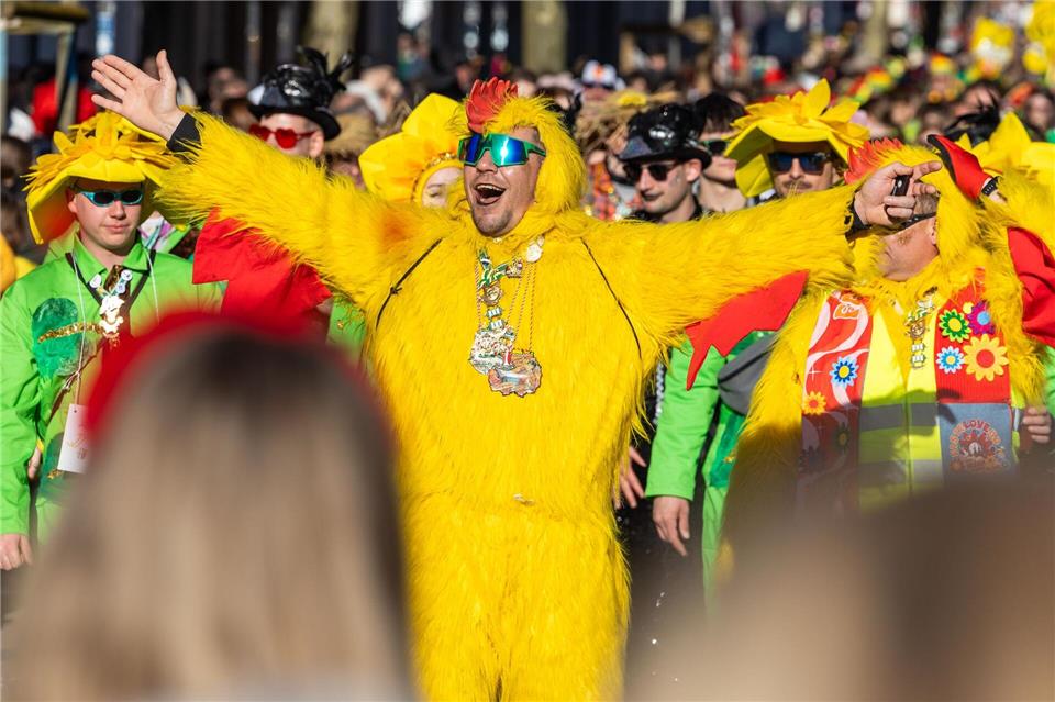 In der osthessischen Karnevalshochburg ist die Stimmung an Rosenmontag immer besonders ausgelassen. Christian Lademann/dpa