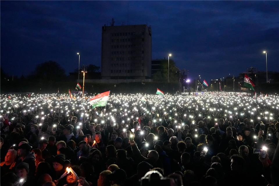 In der ostungarischen Stadt Debrecen strömten mehr als 10.000 Menschen zur letzten Kundgebung von Peter Magyar. Darko Bandic/AP/dpa