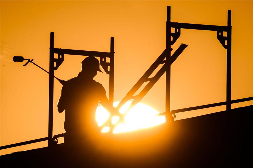 In der prallen Sonne besonders exponiert: Arbeiter auf dem Bau (Archivbild)Julian Stratenschulte/dpa