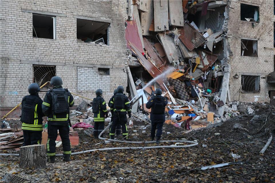 700 Drohnen und Raketen - schwerer russischer Luftangriff In der ukrainischen Großstadt Saporischschja schlug eine Rakete in ein Wohnheim ein.Kateryna Klochko/AP/dpa