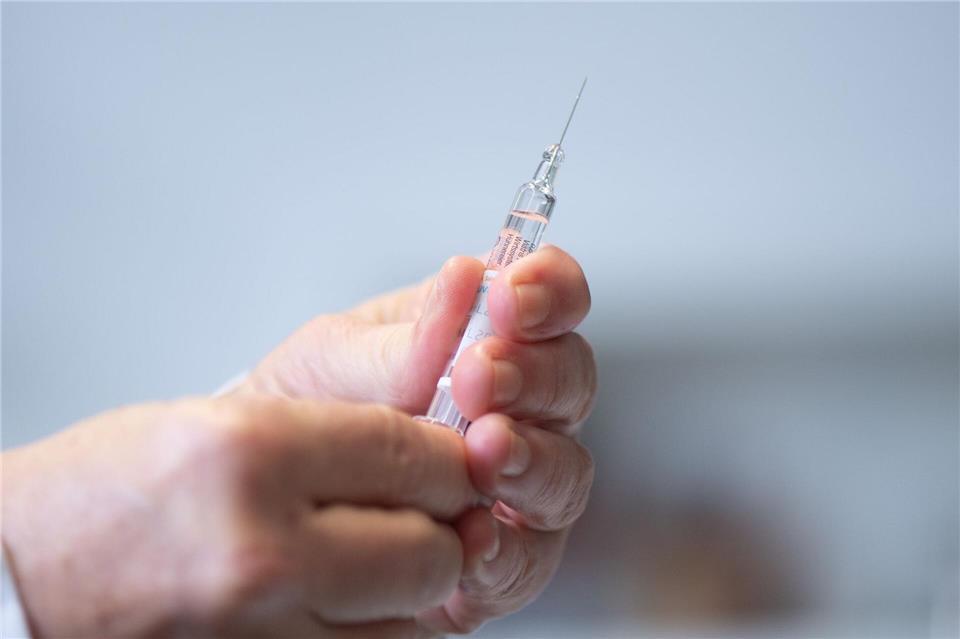 In der vergangenen Grippesaison ließen sich weniger Senioren und Seniorinnen gegen Grippe impfen. Dabei gehören Menschen über 60 zu den Risikogruppen. (Symbolbild)Sebastian Kahnert/dpa
