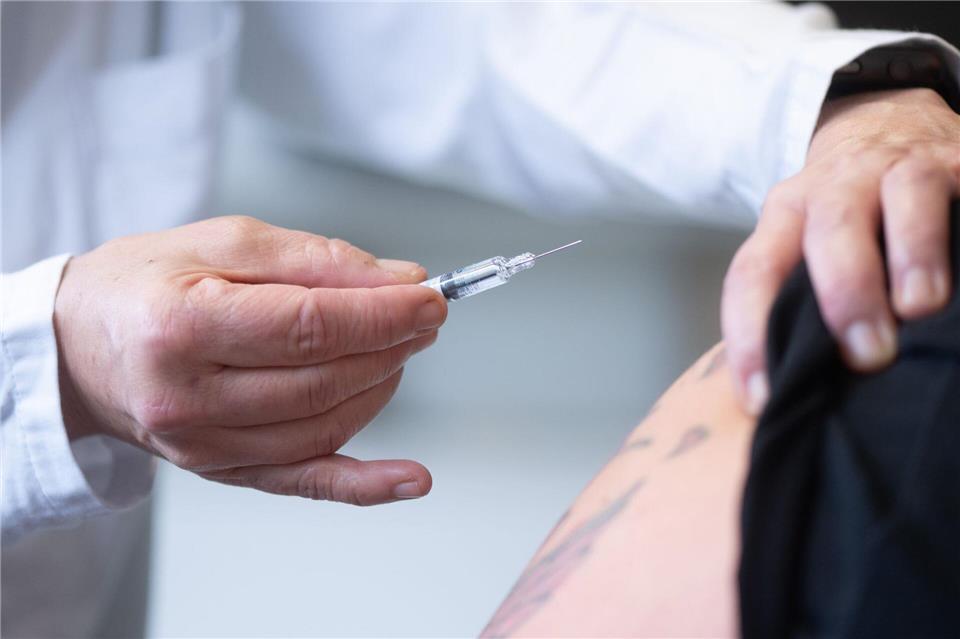 In der vergangenen Saison 2023/24 lag die Influenza-Impfquote nach Angaben des Gesundheitsministeriums bei den Erwachsenen ab 60 Jahren in Schleswig-Holstein bei 47,4 Prozent. (Symbolbild)Sebastian Kahnert/dpa